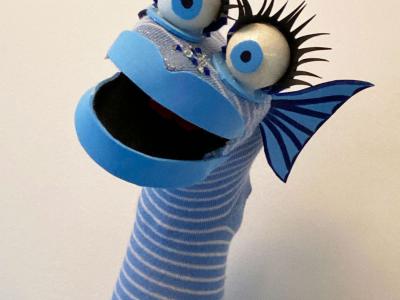 Blåstribet sok lavet om til dukke med store øjne