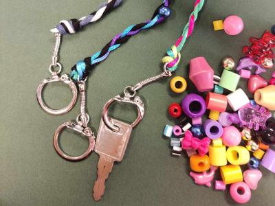 Farverige perler og flettede nøglesnore