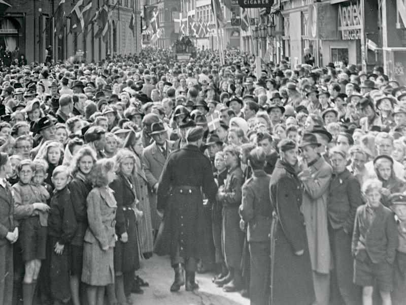 Foto i sort/hvid af en stor menneskemængde på gaden.