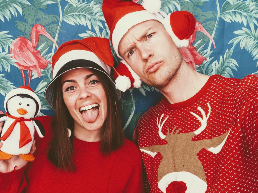 De to personer fra HipSomHap i juletøj.  De har fjollede ansigtsudtryk.